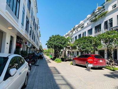 Ham Nghi Street, Vietnam Ham Nghi Street, Vietnam