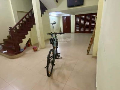 Lac Long Quan Street, Vietnam Lac Long Quan Street, Vietnam