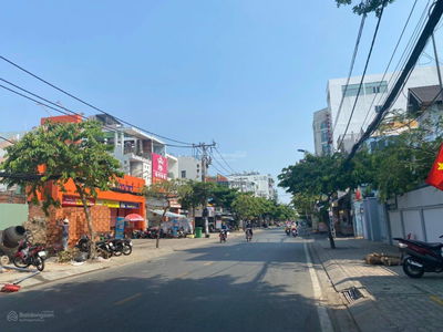 Nguyen Thi Thap Street, Vietnam  Nguyen Thi Thap Street, Vietnam
