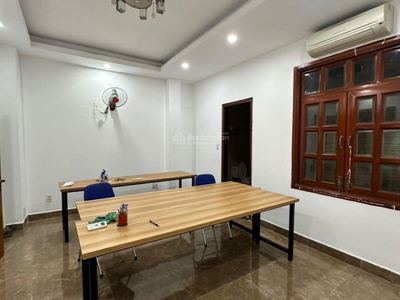 Le Duc Tho Street, Vietnam Le Duc Tho Street, Vietnam