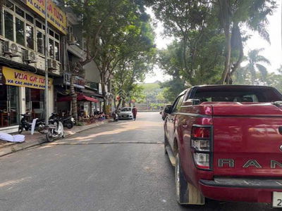 Nguyen Van Cu Street, Vietnam  Nguyen Van Cu Street, Vietnam