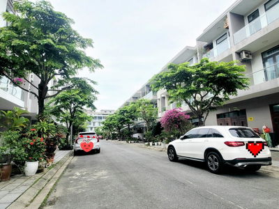 Nguyen Tat Thanh Street, Vietnam  Nguyen Tat Thanh Street, Vietnam