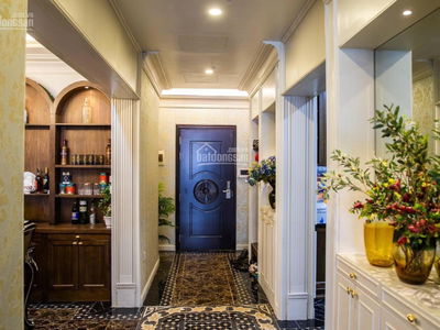 D'. Le Roi Soleil - Quang An, Vietnam D'. Le Roi Soleil - Quang An, Vietnam