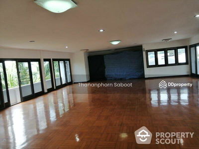 Spacious 5-Bedroom House, Bangkok, Thailand Spacious 5-Bedroom House, Bangkok, Thailand