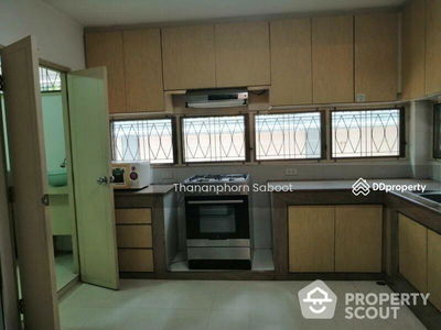 Spacious 5-Bedroom House, Bangkok, Thailand Spacious 5-Bedroom House, Bangkok, Thailand