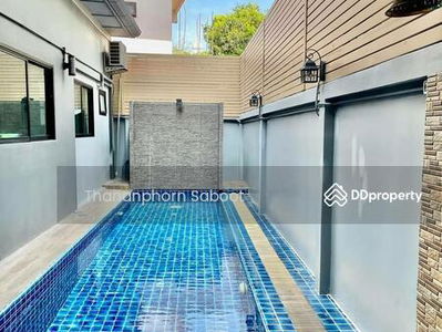 Large 5-Bedroom Townhouse, Bangkok, Thailand Large 5-Bedroom Townhouse, Bangkok, Thailand