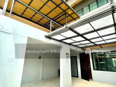 Large 5-Bedroom Townhouse, Bangkok, Thailand Large 5-Bedroom Townhouse, Bangkok, Thailand