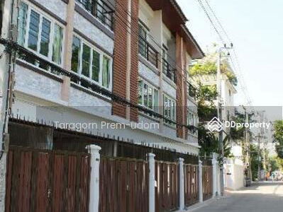 Spacious 2-Bedroom Townhouse, Bangkok, Thailand Spacious 2-Bedroom Townhouse, Bangkok, Thailand