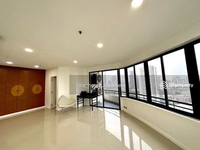 Moon Tower, Bangkok, Thailand Moon Tower, Bangkok, Thailand