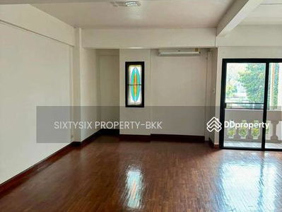 Commercial/Shophouse, Bangkok, Thailand Commercial/Shophouse, Bangkok, Thailand