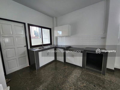 Townhouse, 4 bedrooms, 3 bathrooms, 1 kitchen, in Soi Bangkok Nonthaburi 43, Bangkok., Thailand Townhouse, 4 bedrooms, 3 bathrooms, 1 kitchen, in Soi Bangkok Nonthaburi 43, Bangkok., Thailand