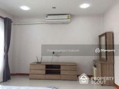 Large 4-Bedroom Townhouse, Bangkok, Thailand Large 4-Bedroom Townhouse, Bangkok, Thailand