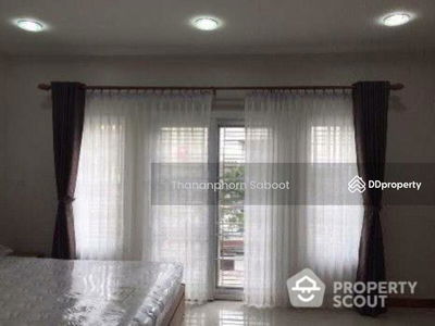 Large 4-Bedroom Townhouse, Bangkok, Thailand Large 4-Bedroom Townhouse, Bangkok, Thailand