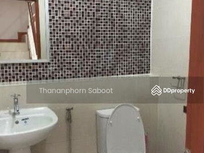 Large 4-Bedroom Townhouse, Bangkok, Thailand Large 4-Bedroom Townhouse, Bangkok, Thailand