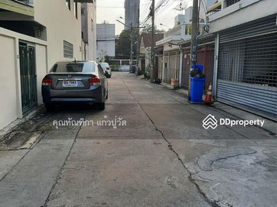 2-story townhouse, 25 sq m, Lat Phrao Road, Chatuchak District, Bangkok, Thailand 2-story townhouse, 25 sq m, Lat Phrao Road, Chatuchak District, Bangkok, Thailand