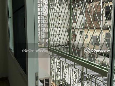 Townhouse for rent, 18.7 sq m, 5 floors, newly renovated, 5 bedrooms, 5 bathrooms, 7 air conditioners, 3 phase electricity, 2 kitchens. Usable area 370 sq m. Electric door, Bangkok, Thailand Townhouse for rent, 18.7 sq m, 5 floors, newly renovated, 5 bedrooms, 5 bathrooms, 7 air conditioners, 3 phase electricity, 2 kitchens. Usable area 370 sq m. Electric door, Bangkok, Thailand