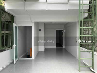 Townhouse for rent, 18.7 sq m, 5 floors, newly renovated, 5 bedrooms, 5 bathrooms, 7 air conditioners, 3 phase electricity, 2 kitchens. Usable area 370 sq m. Electric door, Bangkok, Thailand Townhouse for rent, 18.7 sq m, 5 floors, newly renovated, 5 bedrooms, 5 bathrooms, 7 air conditioners, 3 phase electricity, 2 kitchens. Usable area 370 sq m. Electric door, Bangkok, Thailand