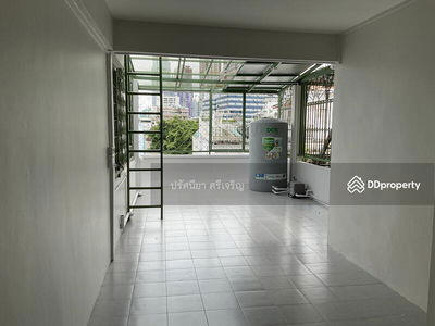 Townhouse for rent, 18.7 sq m, 5 floors, newly renovated, 5 bedrooms, 5 bathrooms, 7 air conditioners, 3 phase electricity, 2 kitchens. Usable area 370 sq m. Electric door, Bangkok, Thailand Townhouse for rent, 18.7 sq m, 5 floors, newly renovated, 5 bedrooms, 5 bathrooms, 7 air conditioners, 3 phase electricity, 2 kitchens. Usable area 370 sq m. Electric door, Bangkok, Thailand