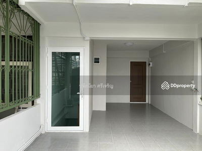 Townhouse for rent, 18.7 sq m, 5 floors, newly renovated, 5 bedrooms, 5 bathrooms, 7 air conditioners, 3 phase electricity, 2 kitchens. Usable area 370 sq m. Electric door, Bangkok, Thailand Townhouse for rent, 18.7 sq m, 5 floors, newly renovated, 5 bedrooms, 5 bathrooms, 7 air conditioners, 3 phase electricity, 2 kitchens. Usable area 370 sq m. Electric door, Bangkok, Thailand