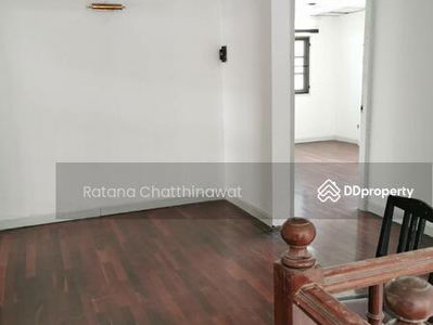 Housing in Makkasan, Thailand Housing in Makkasan, Thailand