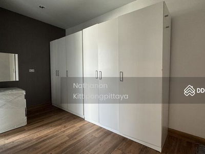 Wire Ratchada 19, Bangkok, Thailand Wire Ratchada 19, Bangkok, Thailand