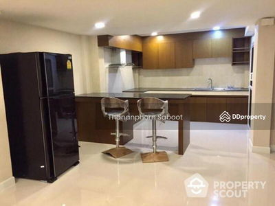 Large 3-Bedroom Townhouse, Bangkok, Thailand Large 3-Bedroom Townhouse, Bangkok, Thailand