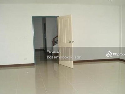 Large 4-Br Townhouse in Bang Na Nuea, Bangkok, Thailand Large 4-Br Townhouse in Bang Na Nuea, Bangkok, Thailand