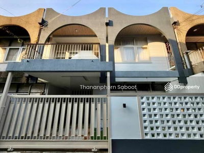 Large 2-Bedroom Townhouse, Bangkok, Thailand Large 2-Bedroom Townhouse, Bangkok, Thailand