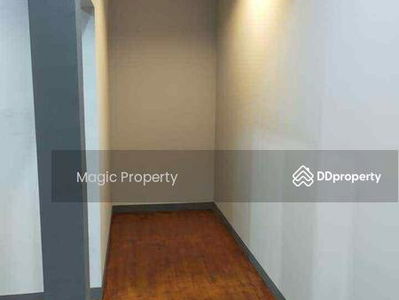 Townhouse in Ekkamai 12, Bangkok, Thailand Townhouse in Ekkamai 12, Bangkok, Thailand