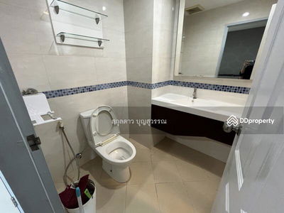 Life @ Ratchada-Huai Khwang, Bangkok, Thailand Life @ Ratchada-Huai Khwang, Bangkok, Thailand