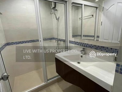 Life @ Ratchada-Huai Khwang, Bangkok, Thailand Life @ Ratchada-Huai Khwang, Bangkok, Thailand