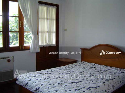 Single house for rent with private garden and swimming pool in Phaholyothin 40., Bangkok, Thailand Single house for rent with private garden and swimming pool in Phaholyothin 40., Bangkok, Thailand