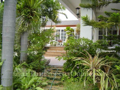 Single house for rent with private garden and swimming pool in Phaholyothin 40., Bangkok, Thailand Single house for rent with private garden and swimming pool in Phaholyothin 40., Bangkok, Thailand