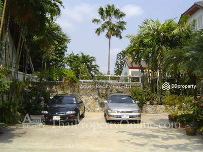 Single house for rent with private garden and swimming pool in Phaholyothin 40., Bangkok, Thailand Single house for rent with private garden and swimming pool in Phaholyothin 40., Bangkok, Thailand