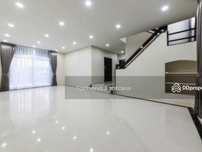 Spacious 7-Br Townhouse near BTS Ekkamai, Bangkok, Thailand Spacious 7-Br Townhouse near BTS Ekkamai, Bangkok, Thailand