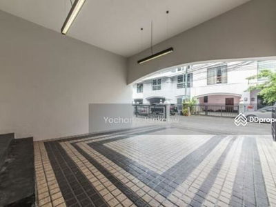 Spacious 7-Br Townhouse near BTS Ekkamai, Bangkok, Thailand Spacious 7-Br Townhouse near BTS Ekkamai, Bangkok, Thailand