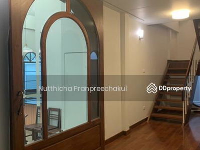 Large 4-Br House near Arl Ratchaprarop, Bangkok, Thailand Large 4-Br House near Arl Ratchaprarop, Bangkok, Thailand