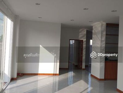 2-story detached house, Chaloem Phrakiat Road, Rama 9, Soi 30, Bangkok, Thailand 2-story detached house, Chaloem Phrakiat Road, Rama 9, Soi 30, Bangkok, Thailand