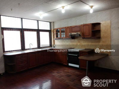 Large 5-Bedroom Townhouse, Bangkok, Thailand Large 5-Bedroom Townhouse, Bangkok, Thailand