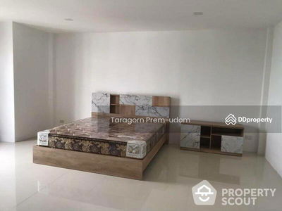Large 5-Bedroom Townhouse, Bangkok, Thailand Large 5-Bedroom Townhouse, Bangkok, Thailand