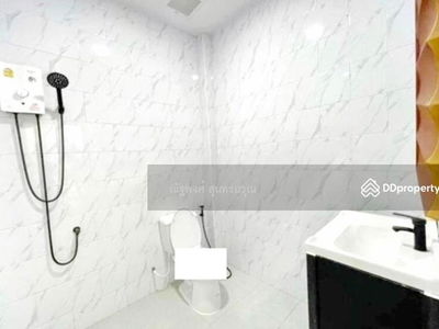 Pornprapanimit Harbor Mall Shopping Center, Laem Chabang (6.5 km.), Chon Buri, Thailand Pornprapanimit Harbor Mall Shopping Center, Laem Chabang (6.5 km.), Chon Buri, Thailand