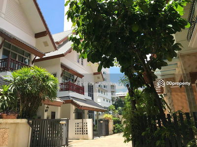 Large 5-Br House near BTS Nana, Bangkok, Thailand Large 5-Br House near BTS Nana, Bangkok, Thailand