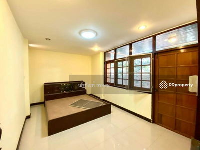 Single house, Soi Charoenrat 24, Bangkok, Thailand Single house, Soi Charoenrat 24, Bangkok, Thailand