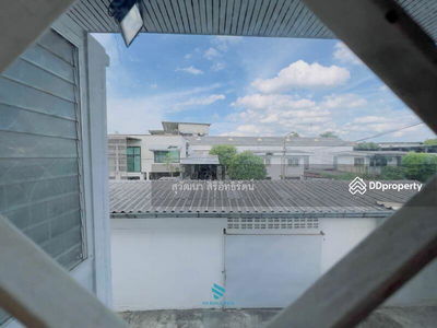 Single house with warehouse, Chokchai 4, Sena, near Liap Expressway, Bangkok, Thailand Single house with warehouse, Chokchai 4, Sena, near Liap Expressway, Bangkok, Thailand