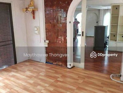 Large 5-Bedroom House, Bangkok, Thailand Large 5-Bedroom House, Bangkok, Thailand