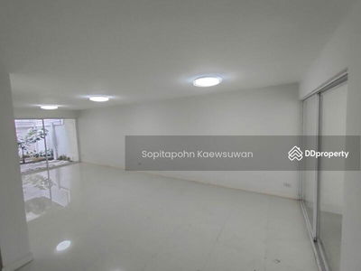 10110, Bangkok, Thailand 10110, Bangkok, Thailand