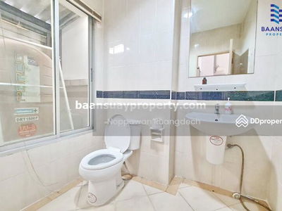 Kaset-Nawamin Road, near Nawamin City Avenue, Bangkok, Thailand Kaset-Nawamin Road, near Nawamin City Avenue, Bangkok, Thailand