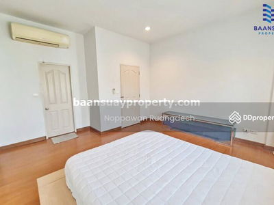 Kaset-Nawamin Road, near Nawamin City Avenue, Bangkok, Thailand Kaset-Nawamin Road, near Nawamin City Avenue, Bangkok, Thailand