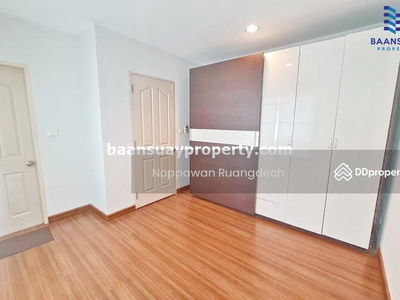 Kaset-Nawamin Road, near Nawamin City Avenue, Bangkok, Thailand Kaset-Nawamin Road, near Nawamin City Avenue, Bangkok, Thailand