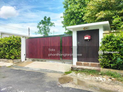 Srinakarin Pool, Bangkok, Thailand Srinakarin Pool, Bangkok, Thailand